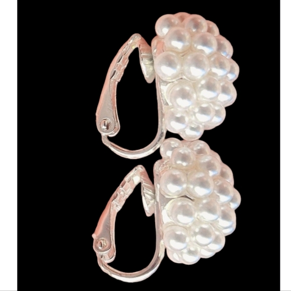White imitation pearl cluster earrings with snap closure - Picture 2 of 3